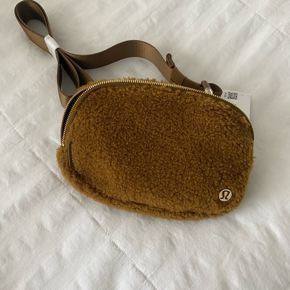 Lululemon everywhere belt bag Sherpa\fleece in camel : tan : brown - Picture 4 of 14